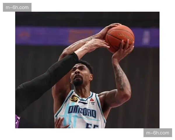 米奇14篮板6助攻全面表现 青岛队内线策应因技术型中锋而丰富